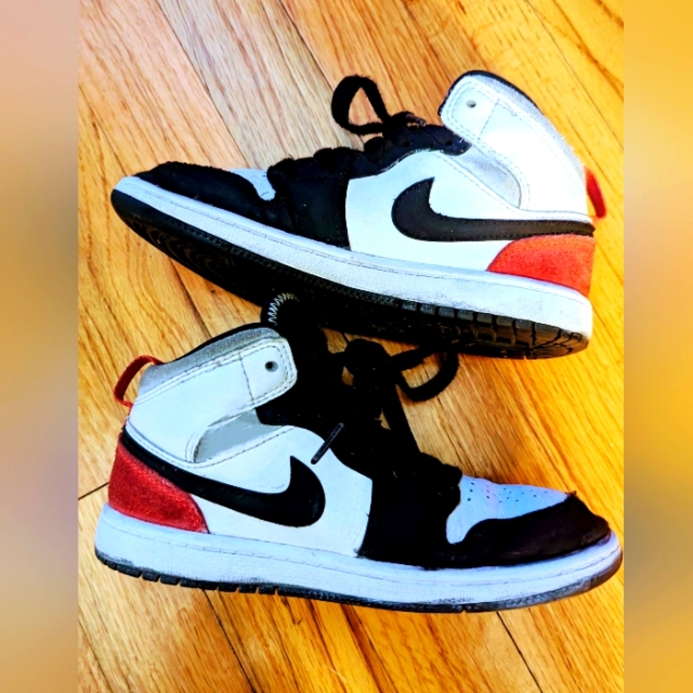 Boys Air Jordan 1 SE Mid Red Black Toe like new 13c